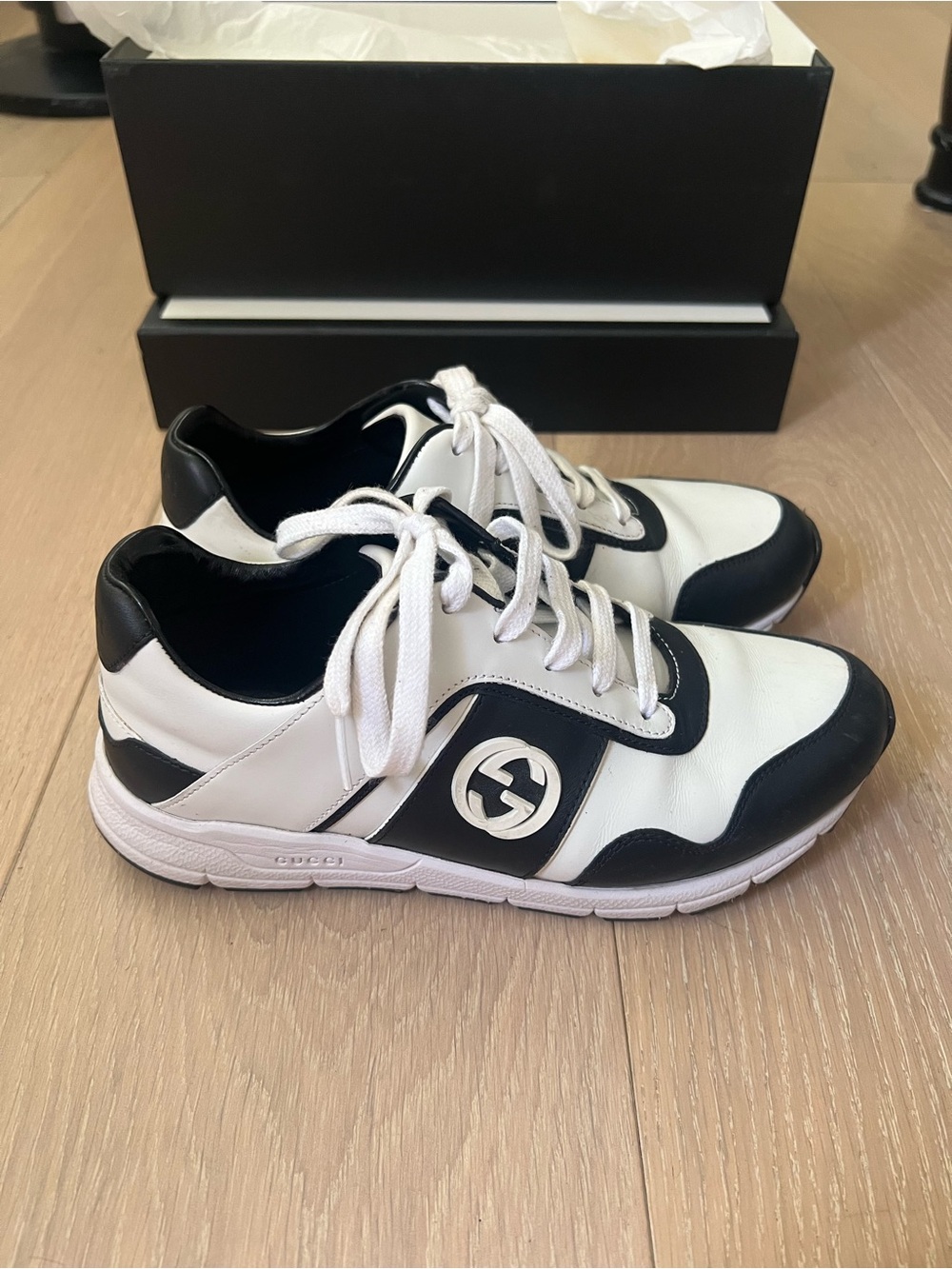Gucci Men’s White and Black Leather Low-Top Sneakers
